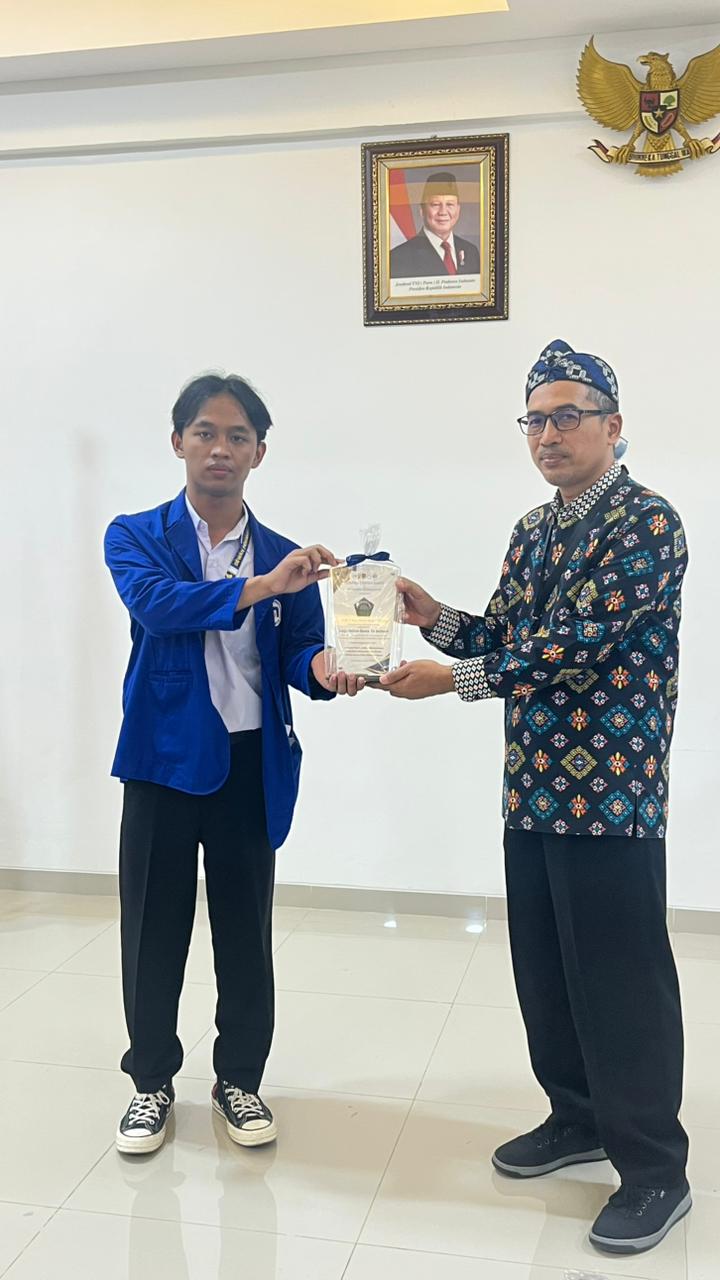 Penyerahan Plakat SMA Islam Sultan Agung 1 Semarang